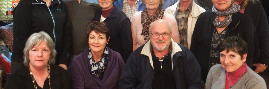 Die groep klublede van Gansbaai Fotografieklub ter viering van Riaan Jacobs se sestigste verjaardag tydens die klub se vorige byeenkoms, met Dorethea en Riaan voor in die middel