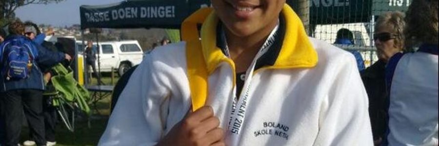 Netbal: - Die vyftienjarige Aanvallende Vleuel, Jaiden Dickson, â€˜n Graad 10 leerling verbonde aan Hermanus HoÃ«rskool, is pas gekies om as deel van die o/16 Wes-Kaapspan op te draf.  Die span neem aan die Rhino Toernooi in Gauteng deel gedurende die skoolvakansie, waartydens netbalspeelsters van regoor Suid-Afrika hul vernuf gaan wys.  Jaiden, wat haar laerskooljare by Gansbaai Laerskool voltooi het, het verlede jaar vir die Boland-span gespeel.  Enigiemand wat belangstel om â€˜n finansiÃ«le bydrae tot Jaiden se sporttoer wil maak, kan haar ma skakel by 072 707 5687.