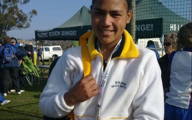 Netbal: - Die vyftienjarige Aanvallende Vleuel, Jaiden Dickson, â€˜n Graad 10 leerling verbonde aan Hermanus HoÃ«rskool, is pas gekies om as deel van die o/16 Wes-Kaapspan op te draf.  Die span neem aan die Rhino Toernooi in Gauteng deel gedurende die skoolvakansie, waartydens netbalspeelsters van regoor Suid-Afrika hul vernuf gaan wys.  Jaiden, wat haar laerskooljare by Gansbaai Laerskool voltooi het, het verlede jaar vir die Boland-span gespeel.  Enigiemand wat belangstel om â€˜n finansiÃ«le bydrae tot Jaiden se sporttoer wil maak, kan haar ma skakel by 072 707 5687.