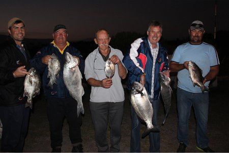 Trotse hengelaars, met vlnr is Johan Lesch, Oubaas Lesch, Eric Coetzee, Eldo Marais en Anthony Melly