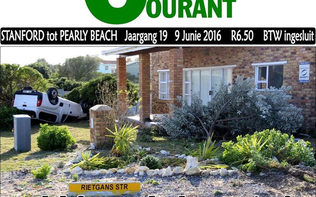 Die 31-jarige Tiaan van Dyk het â€˜n noue ontkoming gehad toe hy verlede Woensdag, in die vroeÃ« oggend-ure, beheer oor sy bakkie verloor  het.   Die ongeluk het omstreeks 02:00 op die hoek van Hoofweg- en Rietgansstraat in Perlemoenbaai plaasgevind, nie ver van waar hy in De Kelders woon nie.  Dit blyk â€˜n vakansiehuis te wees, aangesien hy nie die inwoners kon opspoor nie.  Die voortuin en verskeie plantpotte het in die slag gebly en skulpe wat as versiering dien, het  oral rondgelÃª. Tiaan het slegs geringe hoofbeserings opgedoen.