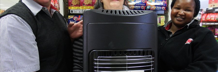 Irma Groenewald van Gansbaai is die gelukkige wenner van â€˜n gasverwarmer in die Bakers Promosie wat onlangs deur OK Foods aangebied is. Hier ontvang Irma (middel) haar prys van Chris van Rensburg (eienaar) en Hope Nomelahle van Gansbaai OK Foods. 