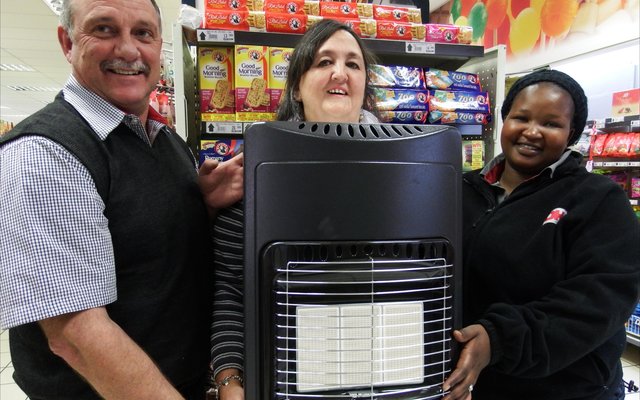 Irma Groenewald van Gansbaai is die gelukkige wenner van â€˜n gasverwarmer in die Bakers Promosie wat onlangs deur OK Foods aangebied is. Hier ontvang Irma (middel) haar prys van Chris van Rensburg (eienaar) en Hope Nomelahle van Gansbaai OK Foods. 