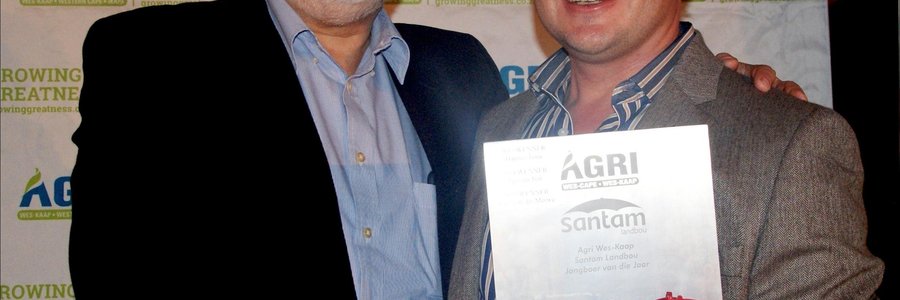 Carl Opperman oorhandig Jacques Beukes, Agri Wes-Kaap en Santam Landbou se 2016 Jong Boer van die Jaar se toekenning aan hom.