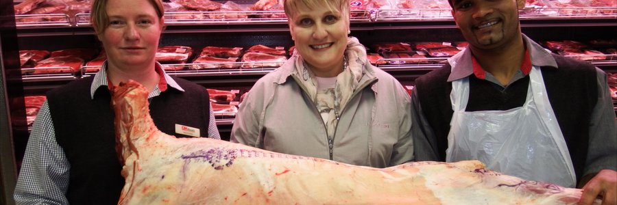 Stefanie Groenewald was die gelukkige wenner van â€˜n halwe lam in die onlangse Coke-kompetisie wat deur die plaaslike OK Foods aangebied is. Stefanie moes slegs twee Coke-produkte koop om te kwalifiseer en met hierdie groot prys weg te stap. Op die foto ontvang Stefanie (middel) haar prys van Nicolene Lotter (bestuurder) en die blokman, A-J Martin van Gansbaai OK Foods.