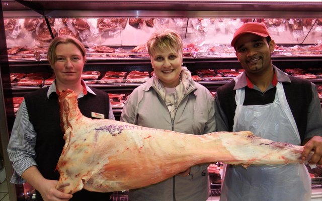 Stefanie Groenewald was die gelukkige wenner van â€˜n halwe lam in die onlangse Coke-kompetisie wat deur die plaaslike OK Foods aangebied is. Stefanie moes slegs twee Coke-produkte koop om te kwalifiseer en met hierdie groot prys weg te stap. Op die foto ontvang Stefanie (middel) haar prys van Nicolene Lotter (bestuurder) en die blokman, A-J Martin van Gansbaai OK Foods.