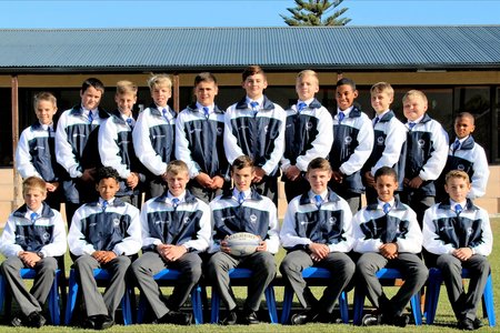 Die o/13A rugbyspan van Laerskool Gansbaai was in die gelukkige posisie om nuwe spanbaadjies van Premier Fishing te ontvang en oefenhemde en â€“broekies van Guano Organic Fertilizer.  Die afrigters, Jonathan Doyle en Michiel Geldenhuys, is baie dankbaar vir die ondernemings se belangstelling in hul span en die bevordering van sport by die skool.  Die kleredrag sorg vir â€™n besondere eenheid en trots onder spanlede.  Die span het tydens die afgelope seisoen vier van hulle agt wedstryde gewen en een gelykop gespeel teen Laerskool LS Totius (0-0).  Hulle wen Hermanus se B-span met 46-7, Ashton met 15-5, Gansbaai PrimÃªr (Blompark) 61-0 en Mount Pleasant PrimÃªr 10-5. Hulle loesingwedstryde was teen Overberg (5-12), Hermanus A (0-10) en RÃ»ens Kollege (10-12).