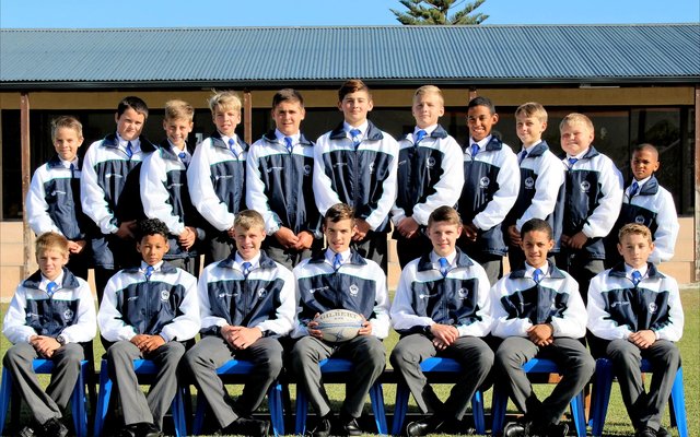 Die o/13A rugbyspan van Laerskool Gansbaai was in die gelukkige posisie om nuwe spanbaadjies van Premier Fishing te ontvang en oefenhemde en â€“broekies van Guano Organic Fertilizer.  Die afrigters, Jonathan Doyle en Michiel Geldenhuys, is baie dankbaar vir die ondernemings se belangstelling in hul span en die bevordering van sport by die skool.  Die kleredrag sorg vir â€™n besondere eenheid en trots onder spanlede.  Die span het tydens die afgelope seisoen vier van hulle agt wedstryde gewen en een gelykop gespeel teen Laerskool LS Totius (0-0).  Hulle wen Hermanus se B-span met 46-7, Ashton met 15-5, Gansbaai PrimÃªr (Blompark) 61-0 en Mount Pleasant PrimÃªr 10-5. Hulle loesingwedstryde was teen Overberg (5-12), Hermanus A (0-10) en RÃ»ens Kollege (10-12).