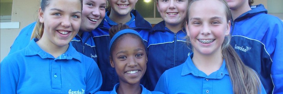 Gansbaai_Netbalmeisies_hanteer_druk_uitstekend_Laerskool_Gansbaai