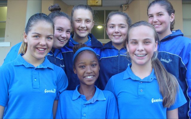 Gansbaai_Netbalmeisies_hanteer_druk_uitstekend_Laerskool_Gansbaai