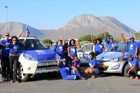Die DA se â€œVerf Gansbaai Blou op Woensdaeâ€-veldtog het verlede week vrolik â€˜n aanvang geneem.  Rdl Riana de Coning, Wyk 2 (derde van links) hier saam met â€˜n baie entoesiastiese span, met Moira Opperman (Wyk 2) â€“(middel â€“ links agter)  en Andrew Komani (Wyk 1) â€“ (tweede van regs agter)  Kiesers kan nog tot 8 Julie aansoek doen vir spesiale stemme.  Franskralers kan Kris Jooste skakel by 082 409 1039 vir meer inligting.  Riana se nommer is 083 597 2781.