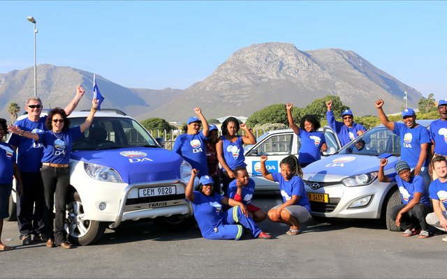Die DA se â€œVerf Gansbaai Blou op Woensdaeâ€-veldtog het verlede week vrolik â€˜n aanvang geneem.  Rdl Riana de Coning, Wyk 2 (derde van links) hier saam met â€˜n baie entoesiastiese span, met Moira Opperman (Wyk 2) â€“(middel â€“ links agter)  en Andrew Komani (Wyk 1) â€“ (tweede van regs agter)  Kiesers kan nog tot 8 Julie aansoek doen vir spesiale stemme.  Franskralers kan Kris Jooste skakel by 082 409 1039 vir meer inligting.  Riana se nommer is 083 597 2781.
