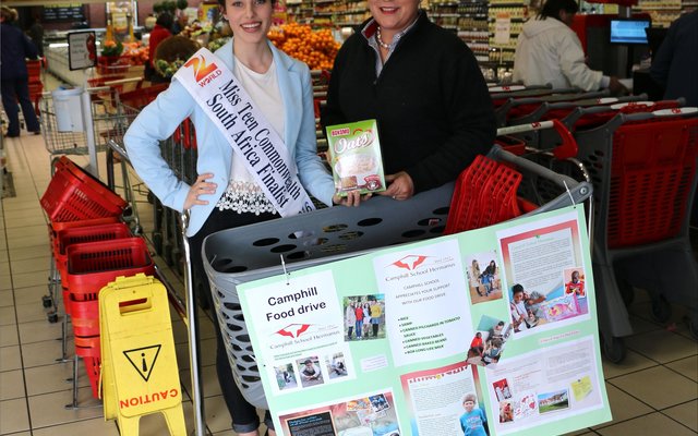 Alissa Coetzee, Miss Teen Commonwealth SA 2016, hier saam met Petra van Rensburg van Gansbaai OK Foods tydens die opening van haar â€œFood Driveâ€ projek.