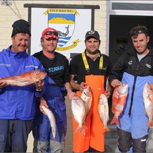 Louis Bekker met sy wenvis, Ian Viljoen, K. Taljaard en O. Mostert.