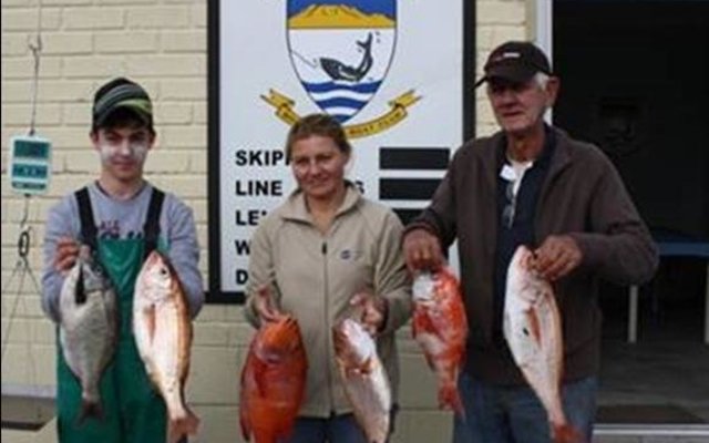 Die boot â€œRustyâ€ se bemanning:  Werner van Zyl, wat gekies is vir die WP  Junior span,  Amanda van Staden  en Chris Fourie met sy 1.74 Silwervis.