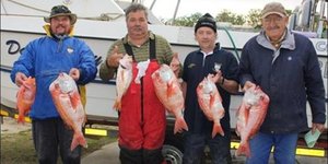 â€œDadâ€™s Toyâ€ het ook mooi visse opgelewer.  Van links:  Stephen Ashlin met sy wen-Rooistomp van 4.04kg, Lukas Holtzhausen, Johan van Zyl en Gert du Plessis (Dadâ€™s Toy).