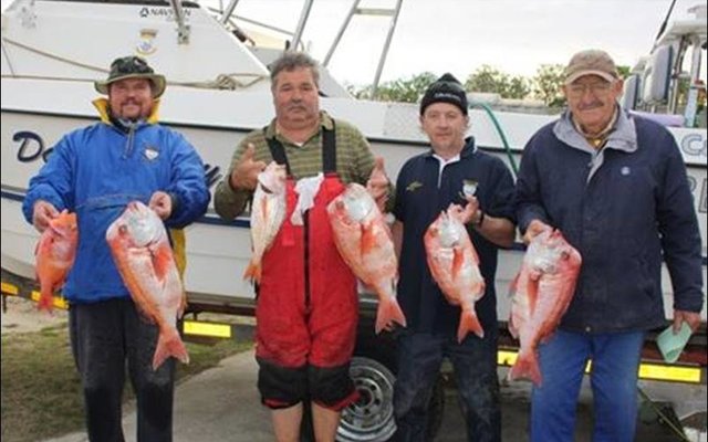 â€œDadâ€™s Toyâ€ het ook mooi visse opgelewer.  Van links:  Stephen Ashlin met sy wen-Rooistomp van 4.04kg, Lukas Holtzhausen, Johan van Zyl en Gert du Plessis (Dadâ€™s Toy).