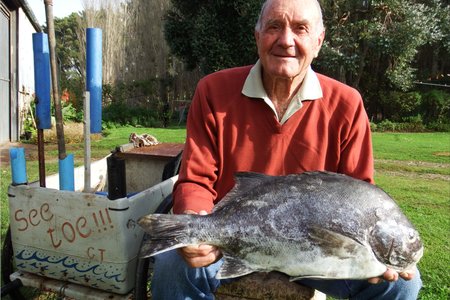 Stompie  Heins  van  Wolvengat  met  sy  7.1kg  Galjoen sit hier op sy â€œGT Viskarretjieâ€, See-toe.