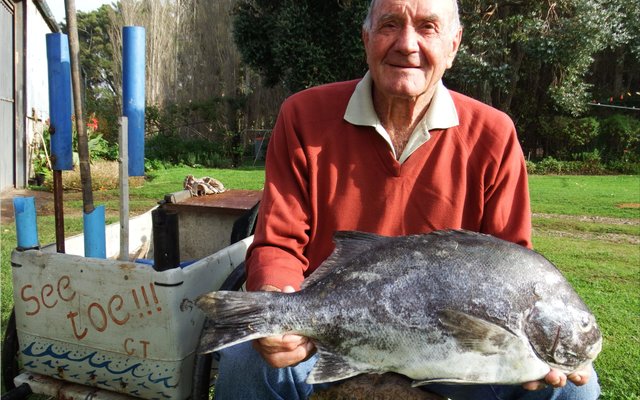 Stompie  Heins  van  Wolvengat  met  sy  7.1kg  Galjoen sit hier op sy â€œGT Viskarretjieâ€, See-toe.