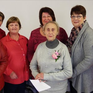 Voor staan Betsie van der Merwe trots saam met â€˜n deel van die Bietoubossers se bestuur, met vlnr Enna Lotz, Aletta LÃ¶chner, Riana Botha, Carina de Waal, Marie de Jager en Leonie Botha.