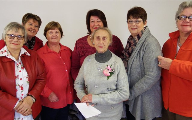 Voor staan Betsie van der Merwe trots saam met â€˜n deel van die Bietoubossers se bestuur, met vlnr Enna Lotz, Aletta LÃ¶chner, Riana Botha, Carina de Waal, Marie de Jager en Leonie Botha.