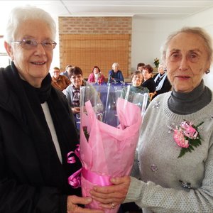 Links oorhandig â€˜n mede-stigterslid van die Bietoubossers, Helena Smith, â€˜n ruiker aan Betsie van der Merwe