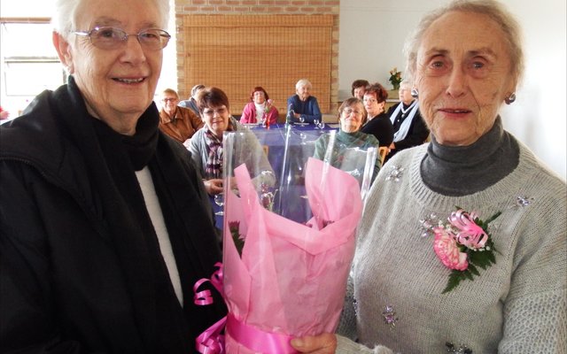 Links oorhandig â€˜n mede-stigterslid van die Bietoubossers, Helena Smith, â€˜n ruiker aan Betsie van der Merwe