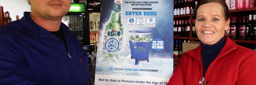 Ashley Alberts van Franskraal is die gelukkige wenner van â€˜n enorme Castle Lite koelhouer, nogal met â€˜n ingeboude tafel-tjie in die binnekant. Die kompetisie is deur SA Brouery by Sakkie van der Merwe se Kleinbaai Drankwinkel aangebied. ElsabÃ©  van der Merwe het die oorhandiging aan Ashley gedoen.  