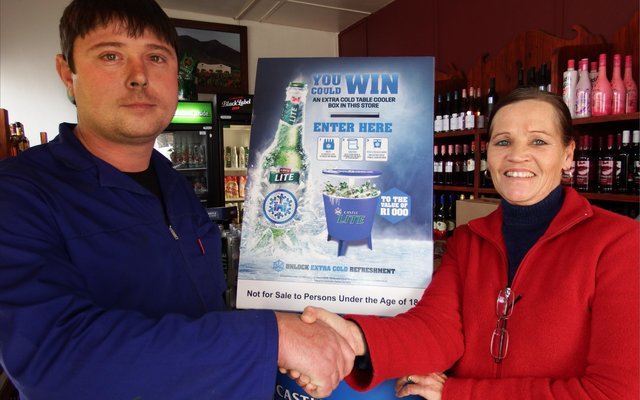 Ashley Alberts van Franskraal is die gelukkige wenner van â€˜n enorme Castle Lite koelhouer, nogal met â€˜n ingeboude tafel-tjie in die binnekant. Die kompetisie is deur SA Brouery by Sakkie van der Merwe se Kleinbaai Drankwinkel aangebied. ElsabÃ©  van der Merwe het die oorhandiging aan Ashley gedoen.  
