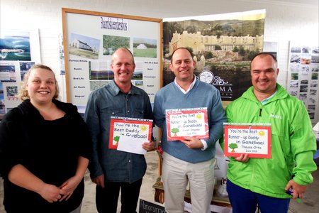 Gansbaai Toerisme se â€œBest Gansbaai Dadâ€ kompetisie het vele pret met kinder-sÃªgoed oor hul vaders opgelewer. Die drie wen-paâ€™s was gelukkig genoeg om sertifikate en sjokolade te ontvang. Vlnr is Doulene Els (Gansbaai Toerisme) en Hein van Wyk (wenner) saam met die twee â€œrunner-upsâ€, Sean Ingles en Theuns Otto.