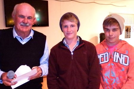 Vlnr: Jean Dowing wat die gedeelde prys vir die Junior Swaarste Sak aan JP Uys en Hennie Groenewald oorhandig het.