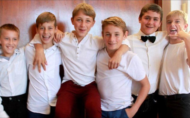 Die kelners: Frederik Joubert, Nieldre Groenewald, AJ Bosch, Adrian Hage,Charl Eksteen en Daniel Hannekom