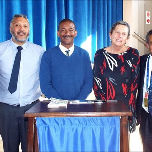 Provinsiale parlementariÃ«rs op besoek aan Gansbaai PrimÃªr, met vlnr Japie Bailey, Bertram Loriston, Tommy Volkwyn (skoolhoof), Wendy Colyn, Basil Kivedo en mnr Olivier.