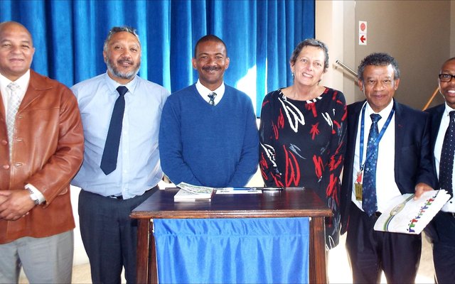 Provinsiale parlementariÃ«rs op besoek aan Gansbaai PrimÃªr, met vlnr Japie Bailey, Bertram Loriston, Tommy Volkwyn (skoolhoof), Wendy Colyn, Basil Kivedo en mnr Olivier.