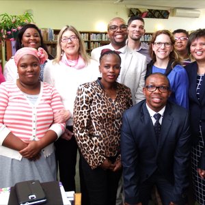 Opgewonde provinsiale parlementariÃ«rs aan Gansbaai Biblioteek saam met die biblioteekpersoneel, met Sharman Geldenhuys (bibliotekaris) agter derde van links. 