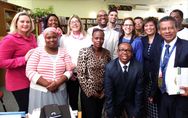 Opgewonde provinsiale parlementariÃ«rs aan Gansbaai Biblioteek saam met die biblioteekpersoneel, met Sharman Geldenhuys (bibliotekaris) agter derde van links. 