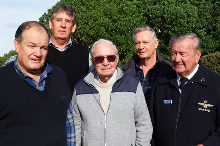 Vlnr is Johan Lottering, Mauritz du Plessis, Brig.Gen. (afgetree) Albie GÃ¶tze en sy seun, Hugo en Lt.Kol. (afgetree) Peter Dagg.    