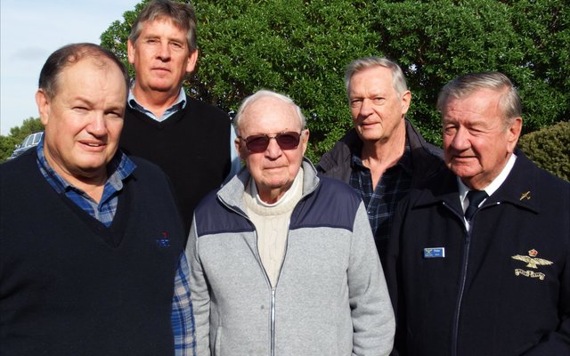 Vlnr is Johan Lottering, Mauritz du Plessis, Brig.Gen. (afgetree) Albie GÃ¶tze en sy seun, Hugo en Lt.Kol. (afgetree) Peter Dagg.    