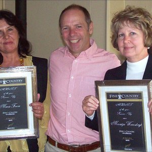 Die twee â€œrunner-upsâ€,  Mienie Weeden en Mariki Woensdregt,met Stephen Weeden tussen hulle.