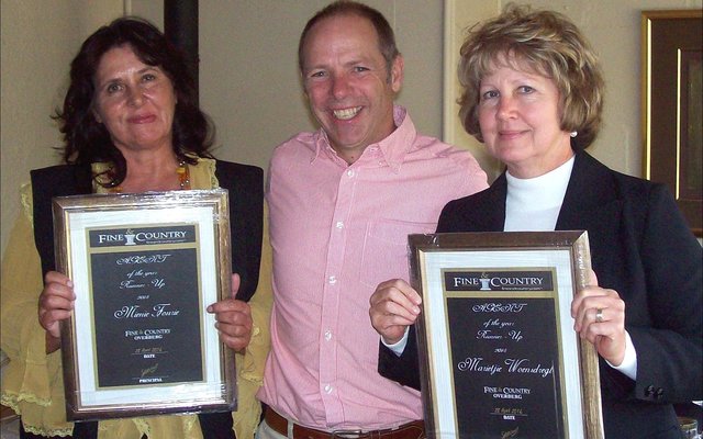 Die twee â€œrunner-upsâ€,  Mienie Weeden en Mariki Woensdregt,met Stephen Weeden tussen hulle.