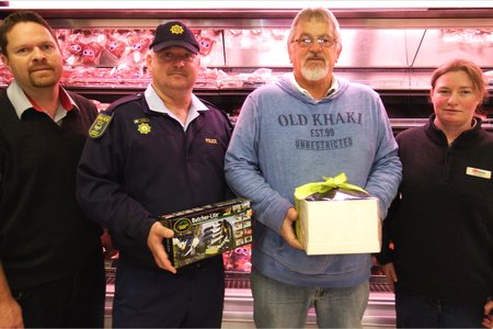 Die gelukkige kliÃ«nte wat die hampers gewen het, geborg deur Crown National en GR Agencies, is Wynand le Roux en Chris Pio van Gansbaai (middel).  Wessel en Nicolene van OK Foods (links en regs) het hul pryse oorhandig.