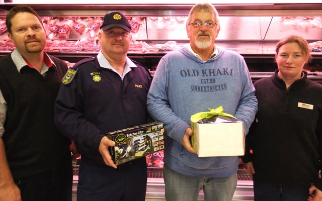 Die gelukkige kliÃ«nte wat die hampers gewen het, geborg deur Crown National en GR Agencies, is Wynand le Roux en Chris Pio van Gansbaai (middel).  Wessel en Nicolene van OK Foods (links en regs) het hul pryse oorhandig.