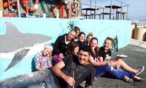 Kunstige skoolkinderpret Taphuis-muur pronk bo hawe