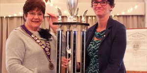 Ina Ogilvie oorhandig die Presidentstrofee aan  Betty de Fisscher 