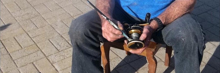 Wat anders kan so ontspannend wees en jou terselfdertyd so laat uitsien na â€˜n broekbewe-hengelsessie as om jou hengelgereedskap voor te berei? 