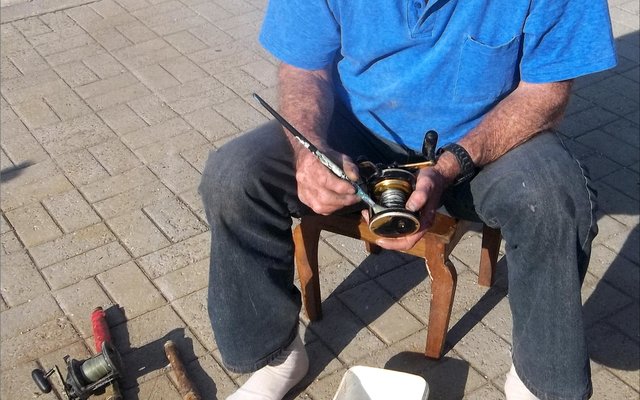 Wat anders kan so ontspannend wees en jou terselfdertyd so laat uitsien na â€˜n broekbewe-hengelsessie as om jou hengelgereedskap voor te berei? 