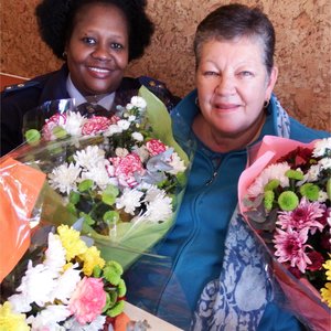 Gansbaai SAPD se Stasiebevelvoerder, Lt.Kol Kholosa Moshi saam met Sanet Marx wat na meer as 'n kwarteeu die tuig neerlÃª.