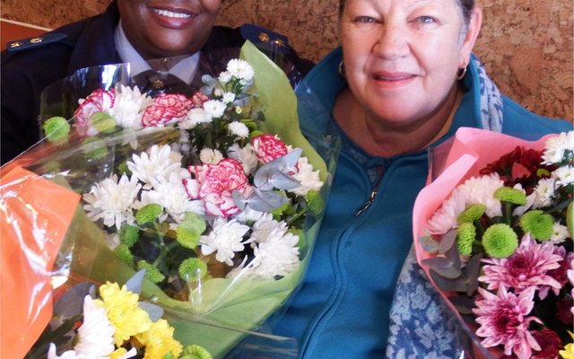 Gansbaai SAPD se Stasiebevelvoerder, Lt.Kol Kholosa Moshi saam met Sanet Marx wat na meer as 'n kwarteeu die tuig neerlÃª.