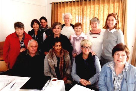 Die groep vrywilligers wat onlangs in Gansbaai deur Overstrand Hospice opgelei is, met voor vlnr Jean Faure, Tasha Saha, Debbie Heins en Kirsie Wessels. Agter vlnr Beverley MacKay, Barbara Martin, Christina Tranter, Laina Lesicnik, Christine Lambrechts, Anita Botha, Shelagh Milton (vrywillige koÃ¶rdineerder) en Fran Tong (fasiliteerder).