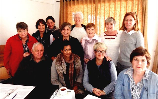 Die groep vrywilligers wat onlangs in Gansbaai deur Overstrand Hospice opgelei is, met voor vlnr Jean Faure, Tasha Saha, Debbie Heins en Kirsie Wessels. Agter vlnr Beverley MacKay, Barbara Martin, Christina Tranter, Laina Lesicnik, Christine Lambrechts, Anita Botha, Shelagh Milton (vrywillige koÃ¶rdineerder) en Fran Tong (fasiliteerder).